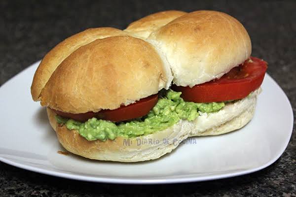 Pan con Tomate y Palta